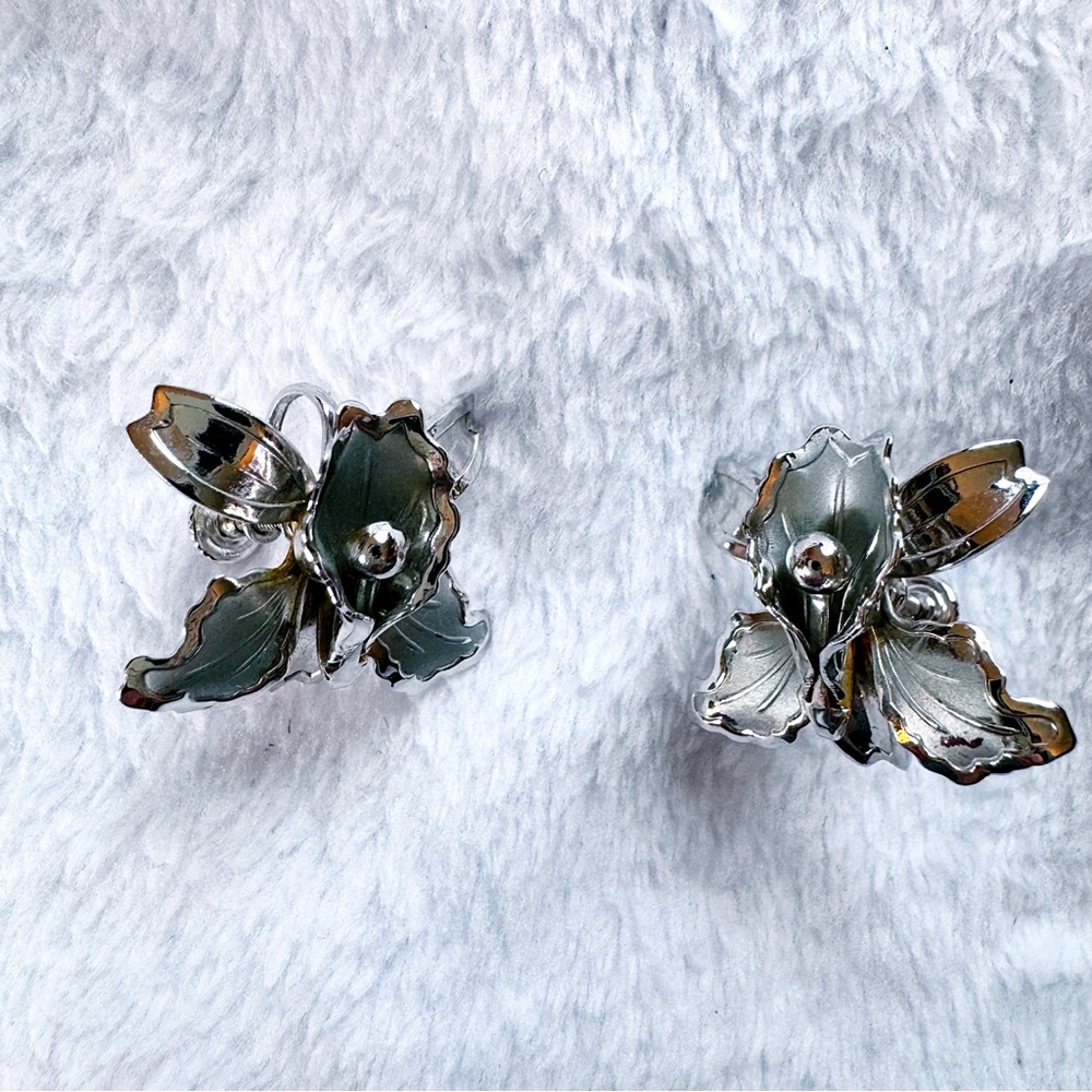 Vintage Screw back Iris Earrings EUC